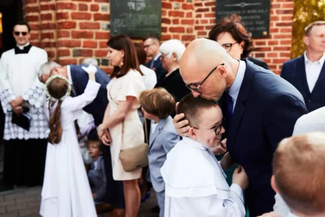 Ile bierze fotograf za komunie? Ceny i co warto wiedzieć Ile bierze fotograf za komunie? Ceny i co warto wiedzieć